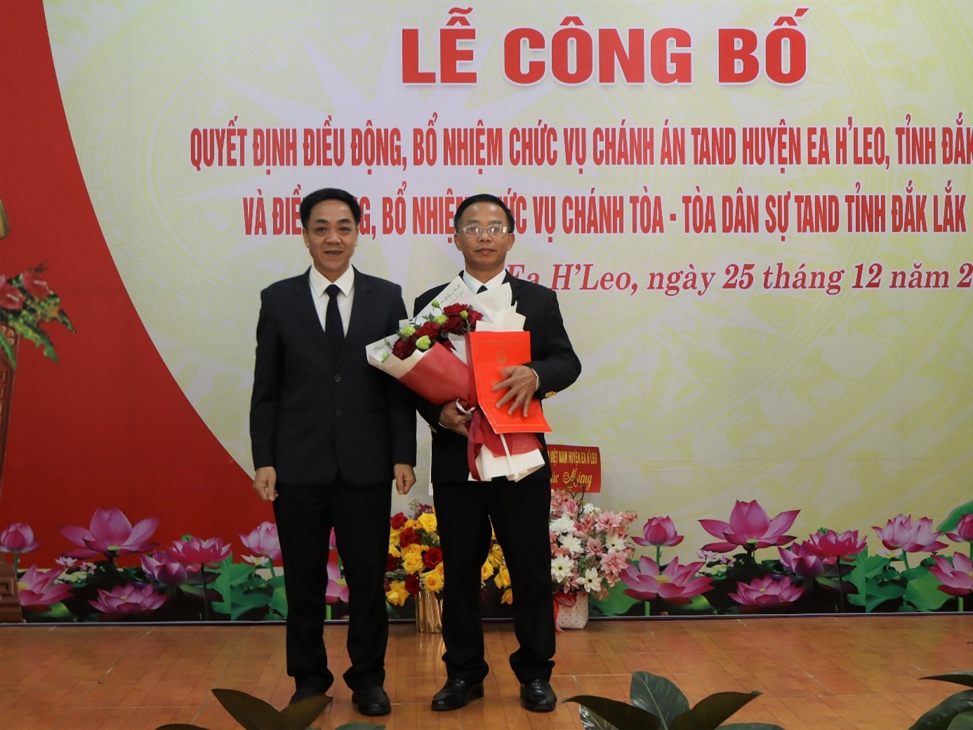 Công bố Quyết định điều động và bổ nhiệm chức vụ Chánh án Tòa án Nhân dân huyện Ea H’Leo và điều động, bổ nhiệm chức vụ Chánh tòa – Tòa dân sự Tòa án Nhân dân tỉnh Đắk Lắk.